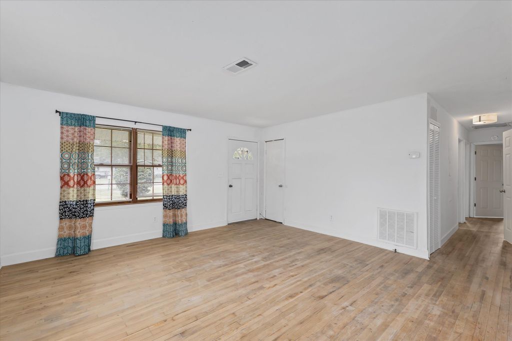 407 ELLINGTON Avenue