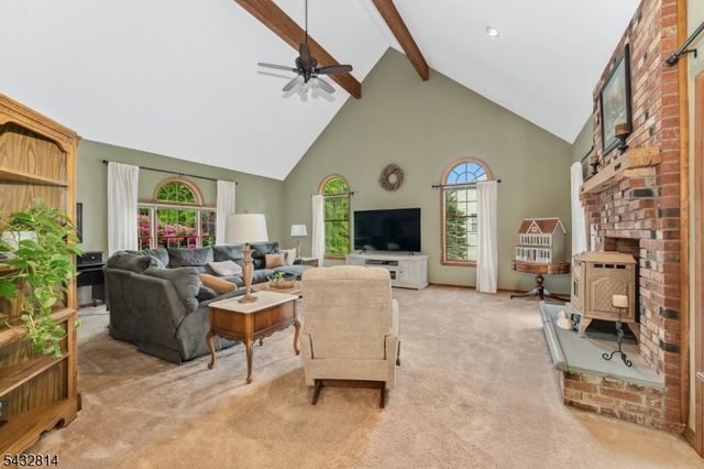 4 Drake Ct, Holland Twp., NJ 08848