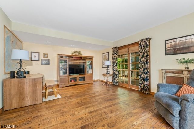 4 Drake Ct, Holland Twp., NJ 08848