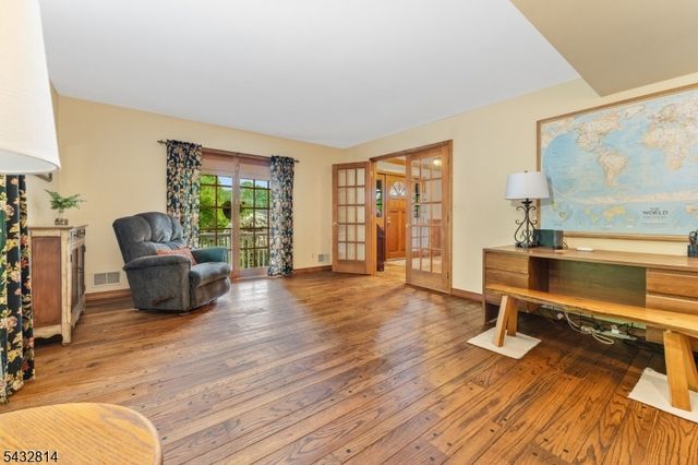 4 Drake Ct, Holland Twp., NJ 08848