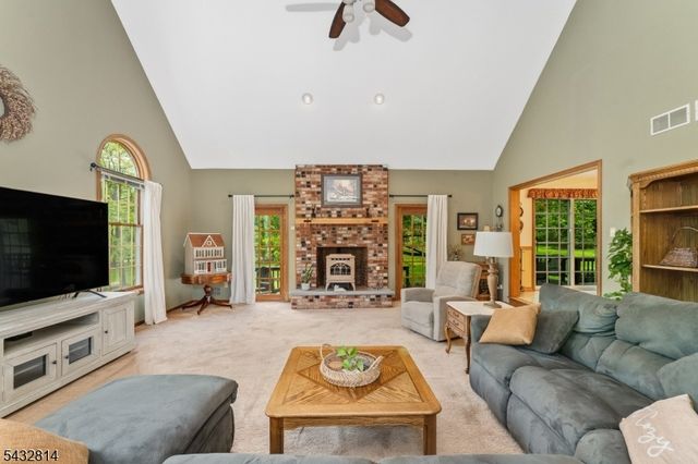 4 Drake Ct, Holland Twp., NJ 08848
