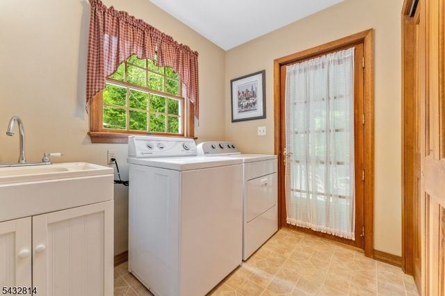 4 Drake Ct, Holland Twp., NJ 08848