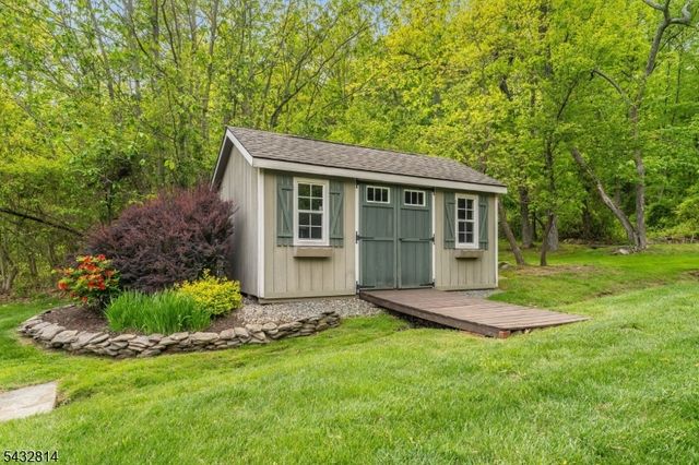 4 Drake Ct, Holland Twp., NJ 08848