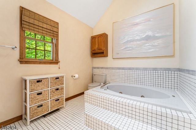 4 Drake Ct, Holland Twp., NJ 08848