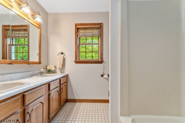 4 Drake Ct, Holland Twp., NJ 08848