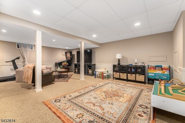 4 Drake Ct, Holland Twp., NJ 08848