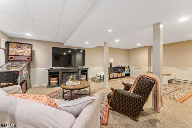 4 Drake Ct, Holland Twp., NJ 08848