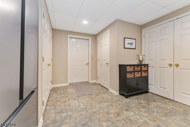 4 Drake Ct, Holland Twp., NJ 08848