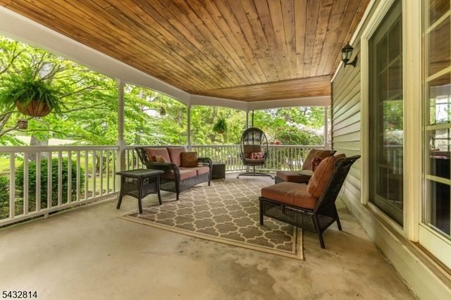 4 Drake Ct, Holland Twp., NJ 08848