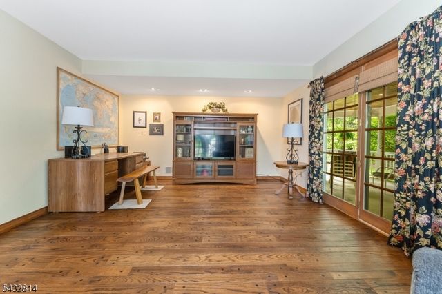 4 Drake Ct, Holland Twp., NJ 08848