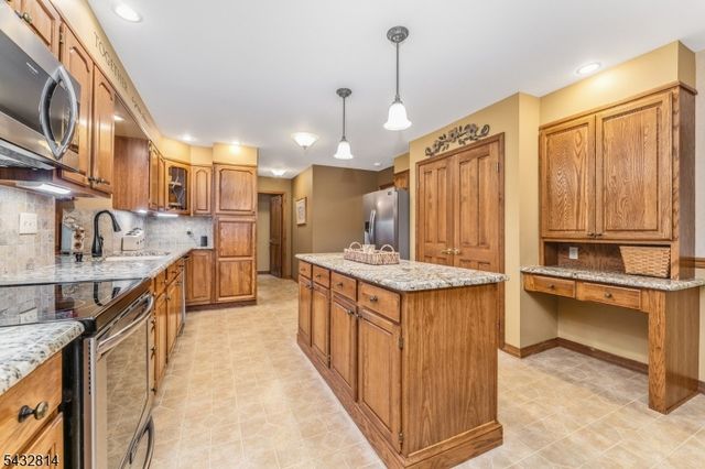 4 Drake Ct, Holland Twp., NJ 08848