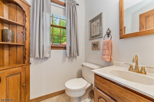 4 Drake Ct, Holland Twp., NJ 08848