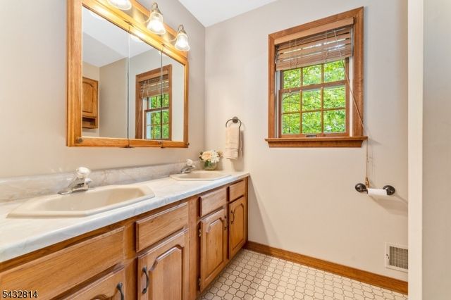 4 Drake Ct, Holland Twp., NJ 08848