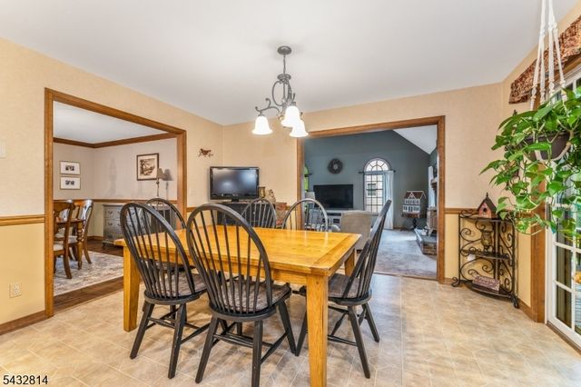 4 Drake Ct, Holland Twp., NJ 08848
