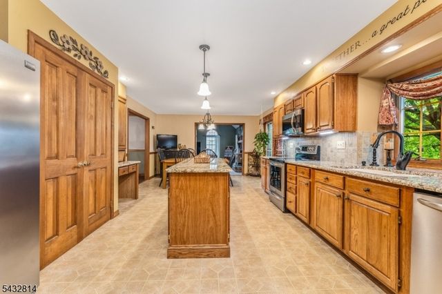 4 Drake Ct, Holland Twp., NJ 08848