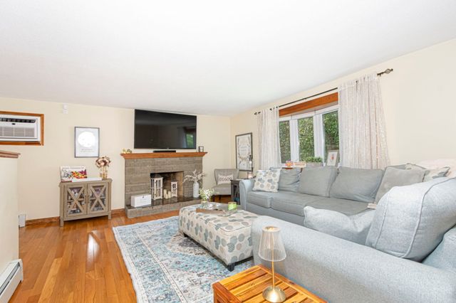 4 Carter Rd, Worcester, MA 01609