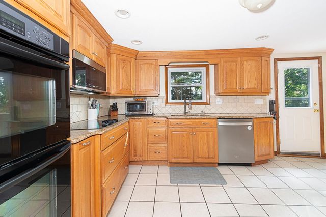 4 Carter Rd, Worcester, MA 01609
