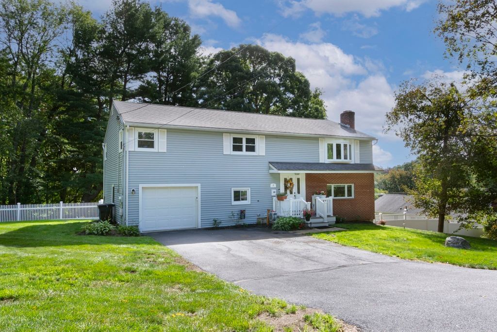 4 Carter Rd, Worcester, MA 01609