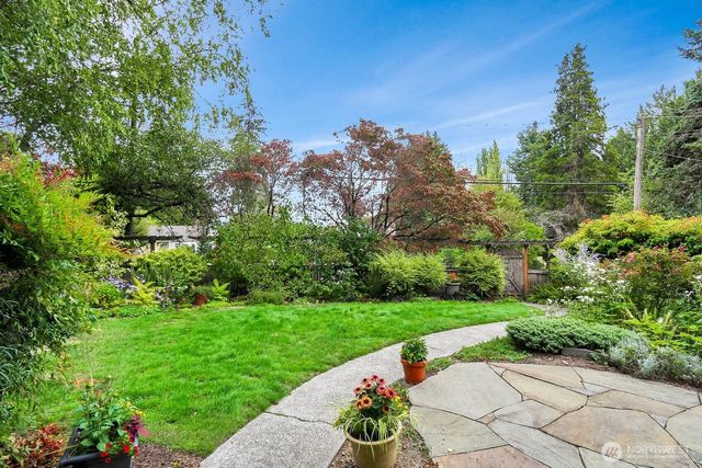 10527 23rd Avenue NE, Seattle, WA 98125