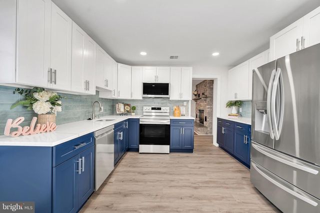 2 PRIMROSE LN, Levittown, PA 19054