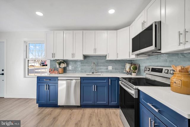 2 PRIMROSE LN, Levittown, PA 19054