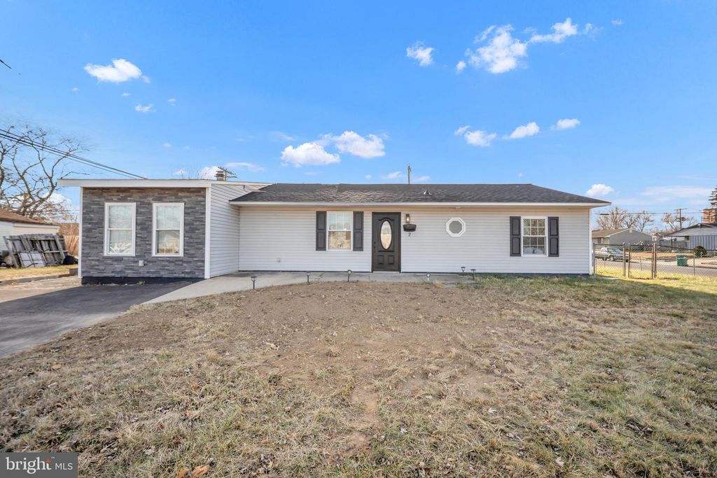 2 PRIMROSE LN, Levittown, PA 19054