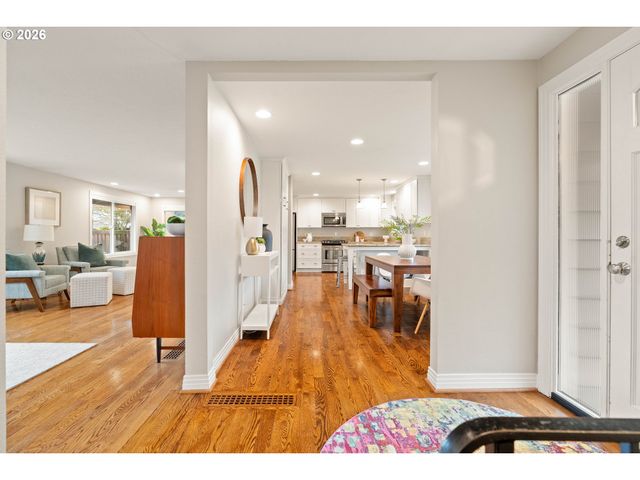 2125 Sw WARWICK Ave, Portland, OR 97225