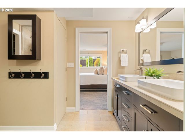 2125 Sw WARWICK Ave, Portland, OR 97225