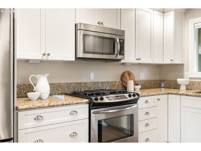 2125 Sw WARWICK Ave, Portland, OR 97225