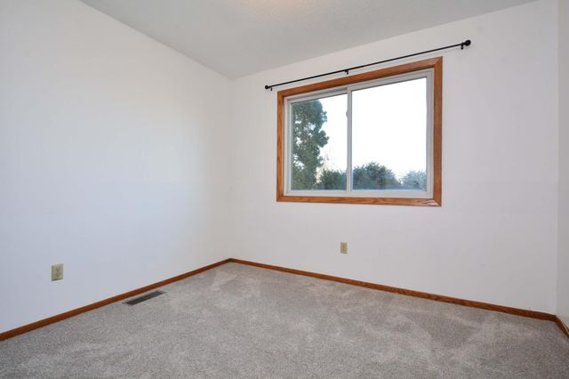 7581 23rd Street N, Oakdale, MN 55128