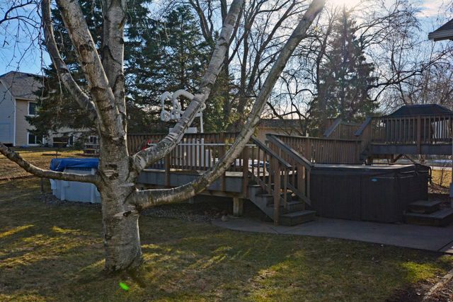 7581 23rd Street N, Oakdale, MN 55128