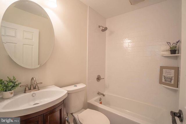 25 COBALT RIDGE DR N, Levittown, PA 19057