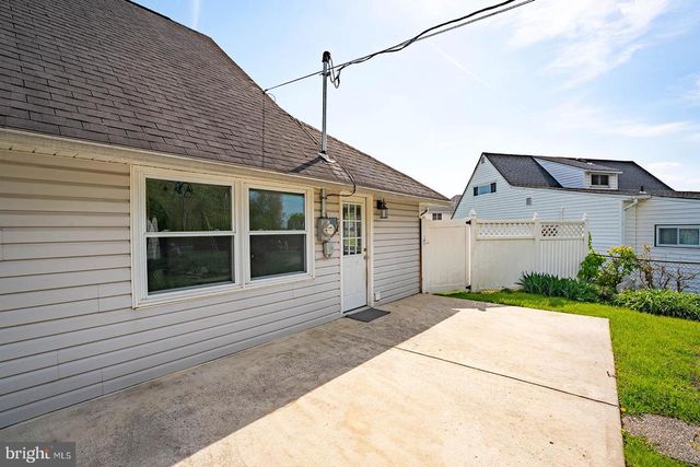 25 COBALT RIDGE DR N, Levittown, PA 19057