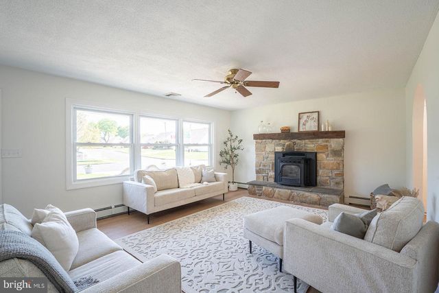 25 COBALT RIDGE DR N, Levittown, PA 19057