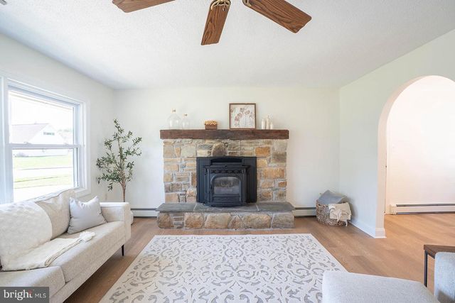 25 COBALT RIDGE DR N, Levittown, PA 19057