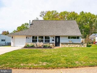 25 COBALT RIDGE DR N, Levittown, PA 19057