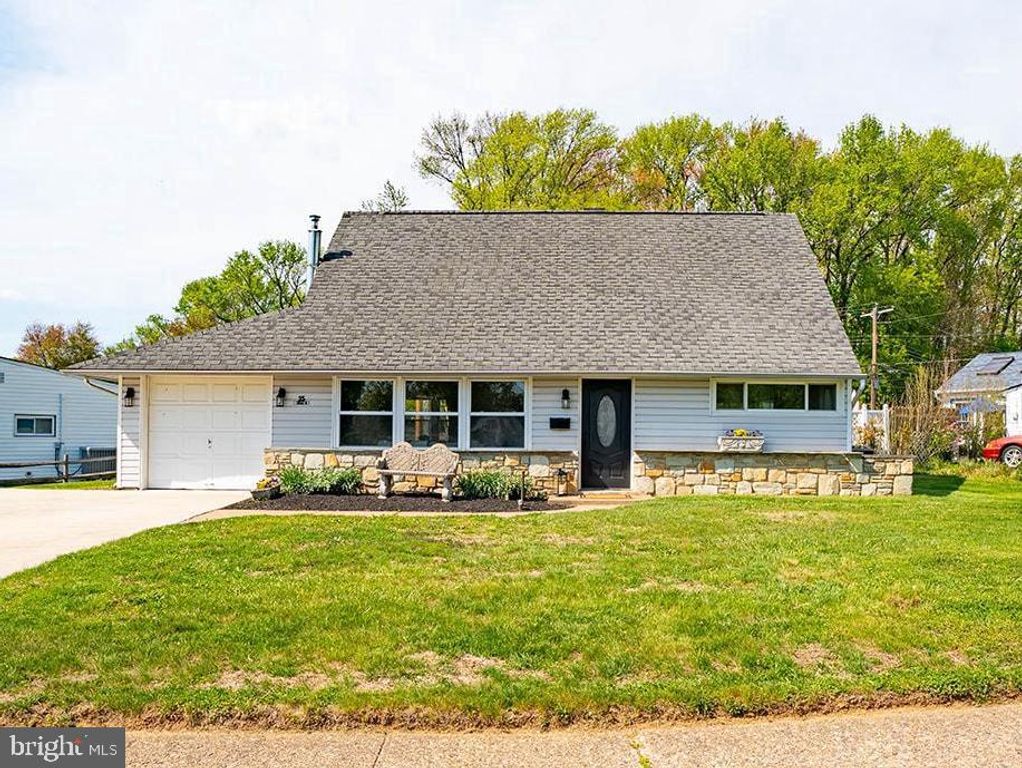 25 COBALT RIDGE DR N, Levittown, PA 19057