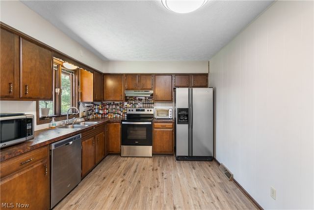 3586 Leafland Street NW, Uniontown, OH 44685