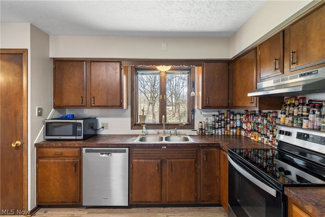 3586 Leafland Street NW, Uniontown, OH 44685