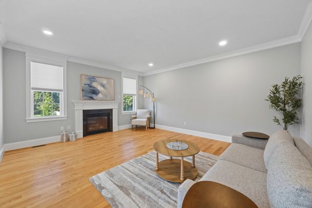 75 Elm St 75, Shrewsbury, MA 01545