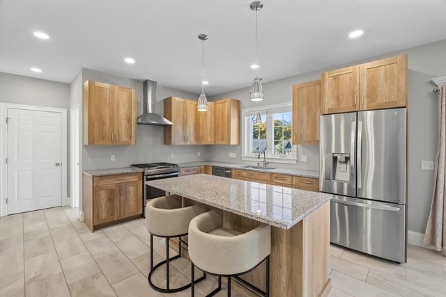 75 Elm St 75, Shrewsbury, MA 01545