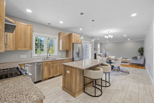 75 Elm St 75, Shrewsbury, MA 01545