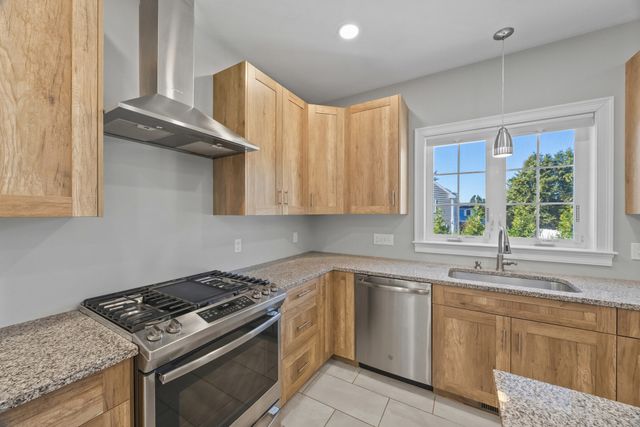 75 Elm St 75, Shrewsbury, MA 01545