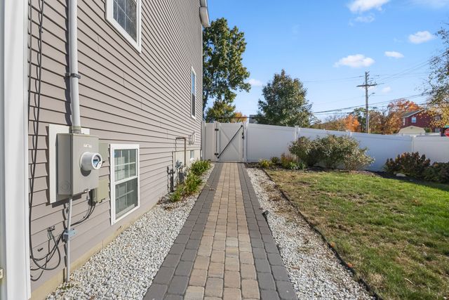 75 Elm St 75, Shrewsbury, MA 01545