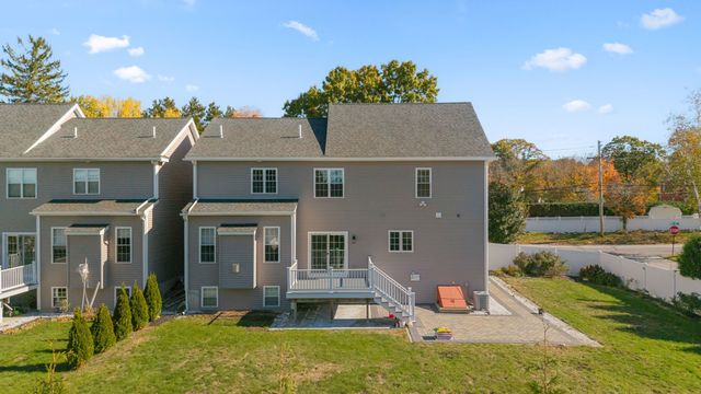 75 Elm St 75, Shrewsbury, MA 01545
