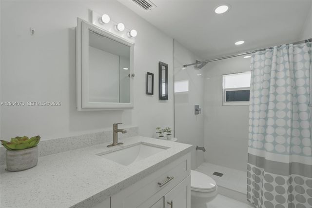 11621 NW 58th Pl, Hialeah, FL 33012