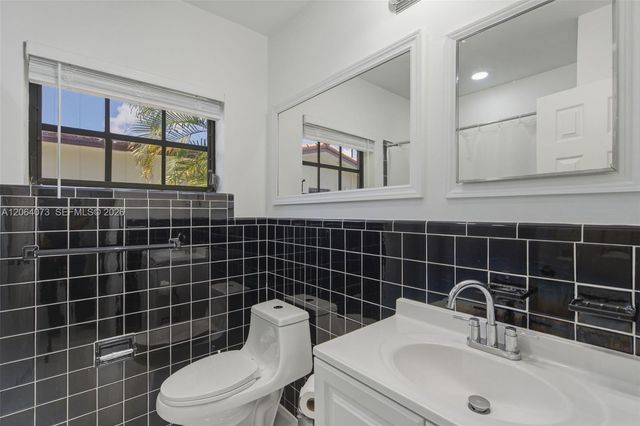 11621 NW 58th Pl, Hialeah, FL 33012