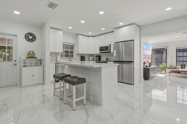 11621 NW 58th Pl, Hialeah, FL 33012