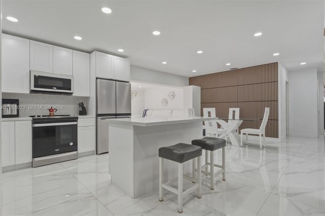 11621 NW 58th Pl, Hialeah, FL 33012