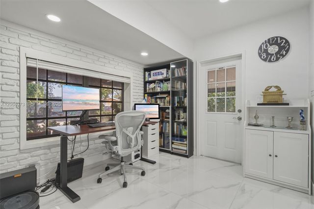 11621 NW 58th Pl, Hialeah, FL 33012